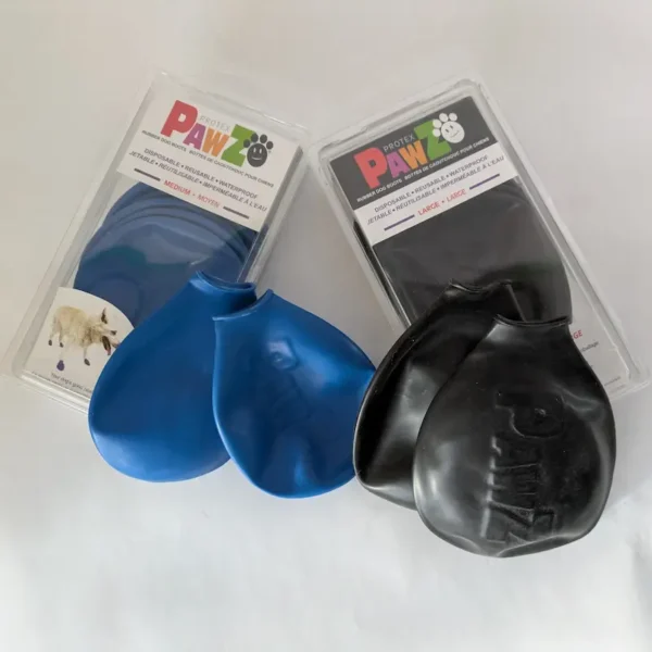 Bottes pour chiens en caoutchouc Pawz bleues et noires sorties de leur emballage.