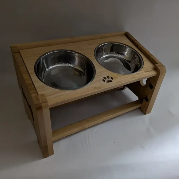 Support en bambou surélevé avec deux gamelles en acier inoxydable insérées.