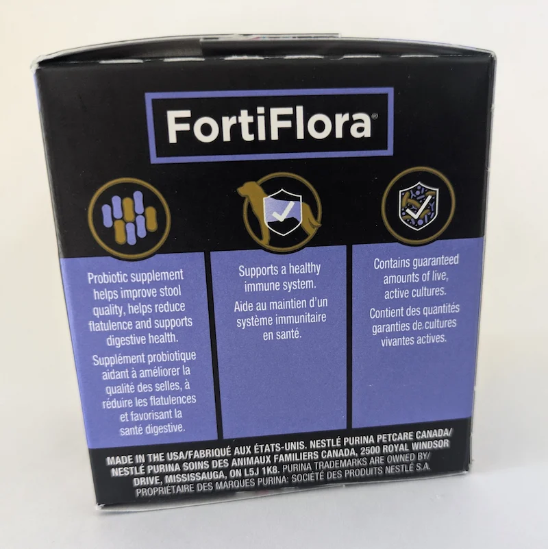 Le dos de la boîte FortiFlora montrant l'analyse garantie et les instructions d'alimentation.