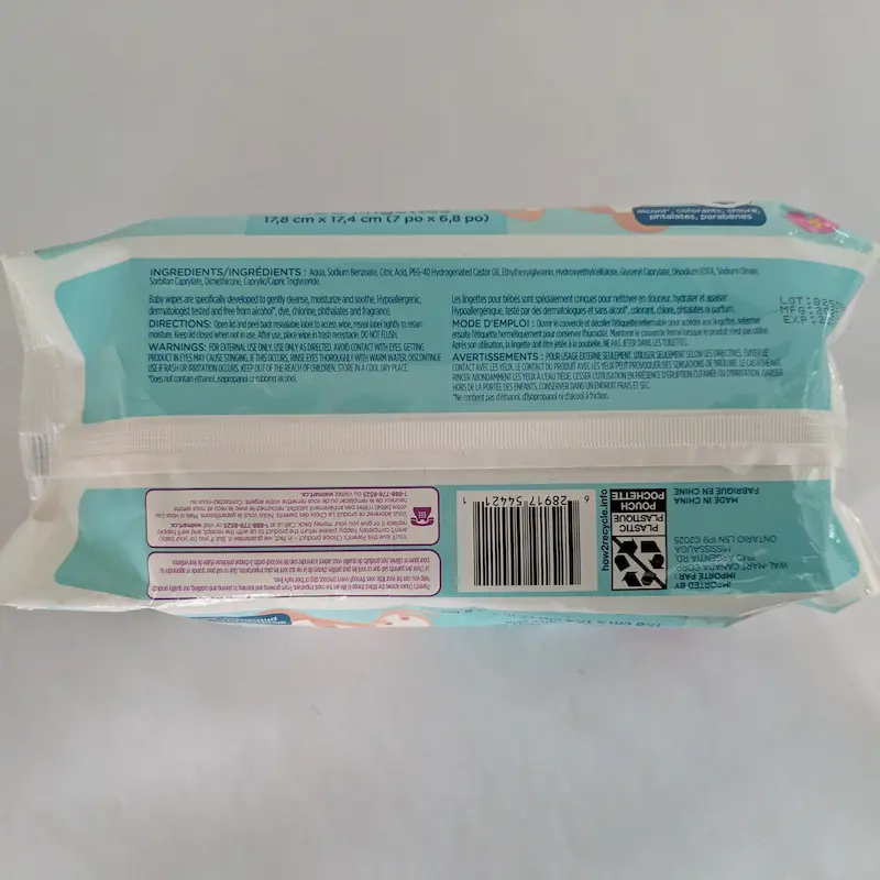 Arrière de l'emballage des lingettes d'hygiène montrant les ingrédients et les informations de sécurité.