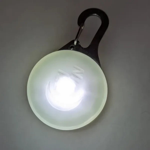 Lampe mousqueton à LED blanche Nite Ize SpotLit pour la sécurité des colliers de chiens.