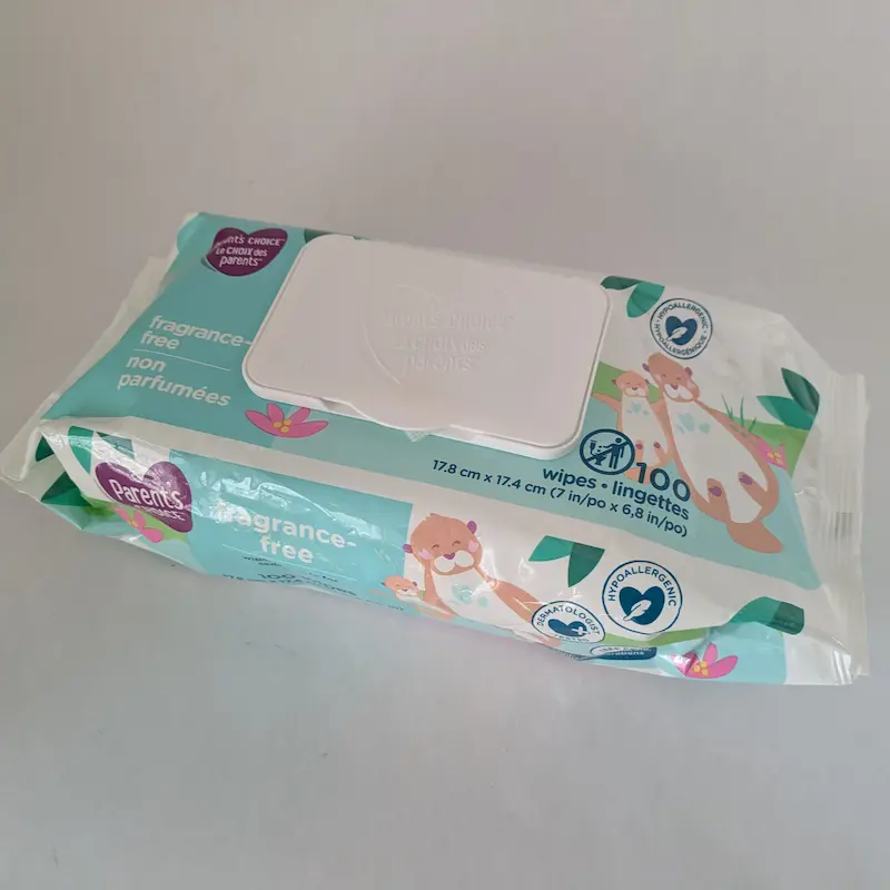 Un paquet de lingettes d'hygiène sans parfum adaptées à la peau sensible des chiens.