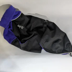 Manteau d'hiver violet et noir Chilly Dogs Great White North montrant la doublure en polaire.