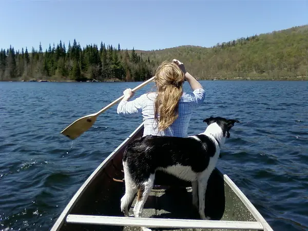 Une photo polaroid de Maya et Kayla regardant l'eau depuis un canot.