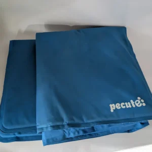 Tapis refroidissant en gel Pecute bleu activé par la pression pour chiens.