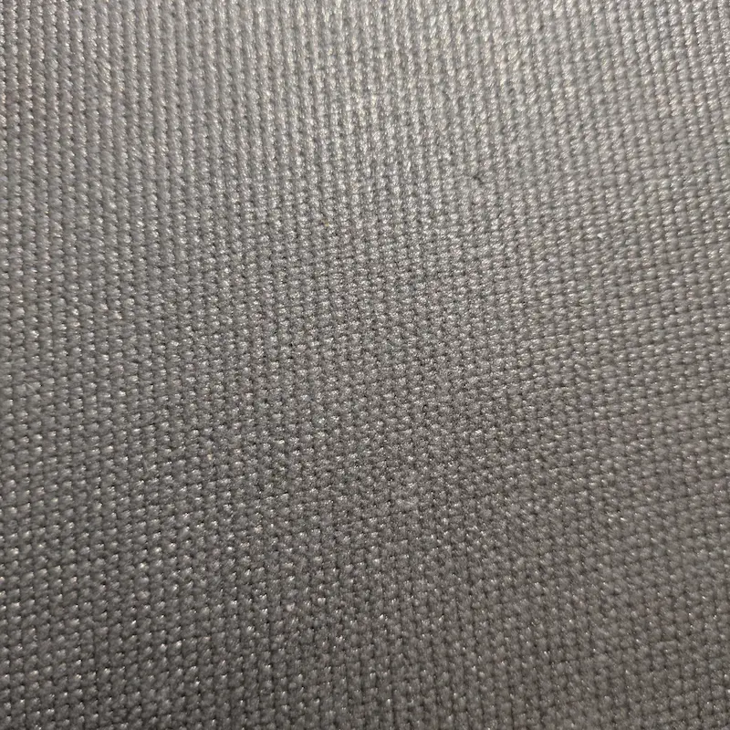 Gros plan sur la texture quadrillée du revêtement beige de l'étagère, qui offre une bonne adhérence pour les pieds.