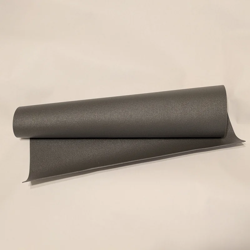 Un rouleau de revêtement d'étagère antidérapante gris foncé utilisé comme tapis de traction discret.