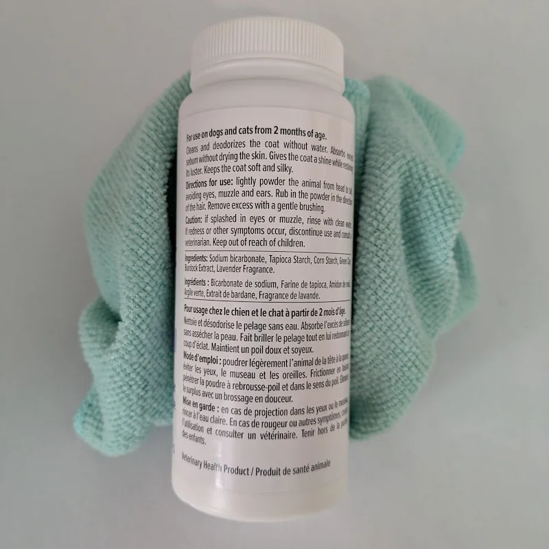 Bouteille de poudre de shampooing sec, idéale pour les chiens âgés qui trouvent les bains traditionnels stressants.