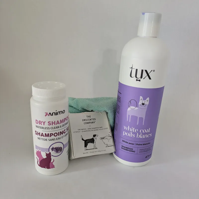 Variété de shampoings comprenant le shampoing pour pelage blanc TUX, un pain de shampoing et de la poudre de shampoing sec.
